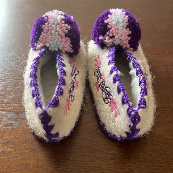 Traditional Greek woolen slippers with non-slip leather sole - Picture 2 of 6